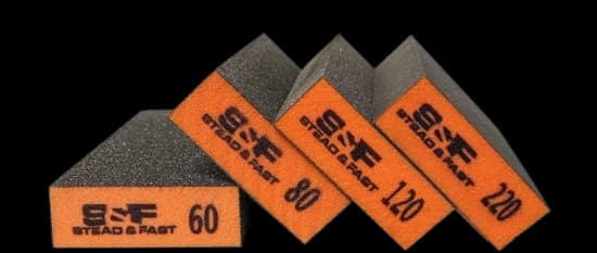 Handwerker bei Sanierungsarbeiten an einer Wand